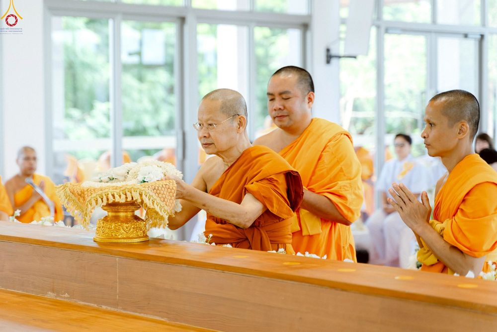 ภาพ No.239460:วันอาทิตย์ที่ 17 สิงหาคม พ.ศ. 2568 พิธีกดปุ่มอัญเชิญรูปเหมือน พระมงคลเทพมุนี (สด จันทสโร)  ณ มหาวิหารแก้วพระมงคลเทพมุนี  ศูนย์ปฏิบัติธรรมแก้วเมืองเลย