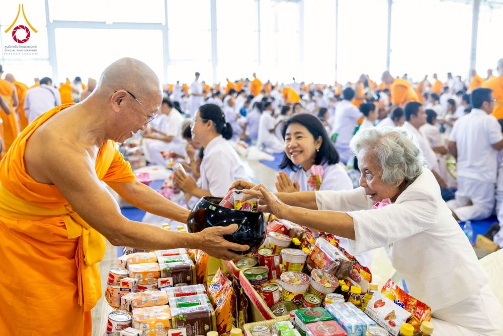 ภาพ No.256837:วันที่ 5 ตุลาคม พ.ศ. 2568 พิธีตักบาตร ข้าวสารอาหารแห้ง ณ บ้านแก้วเรือนทองคุณยายฯ สภาธรรมกายสากล วัดพระธรรมกาย