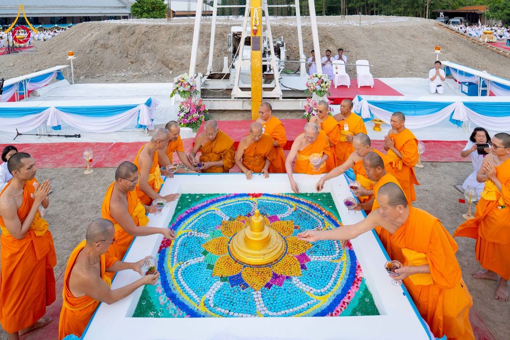 ภาพ No.275153:วันอาทิตย์ที่ 30 พฤศจิกายน พ.ศ. 2568 พิธีตอกเสาเข็ม "สร้างองค์พระเจดีย์เพื่อสร้างสันติภาพโลก" ต้นสุดท้าย ณ ศูนย์ปฏิบัติธรรมระยอง (บ้านช่องลม)