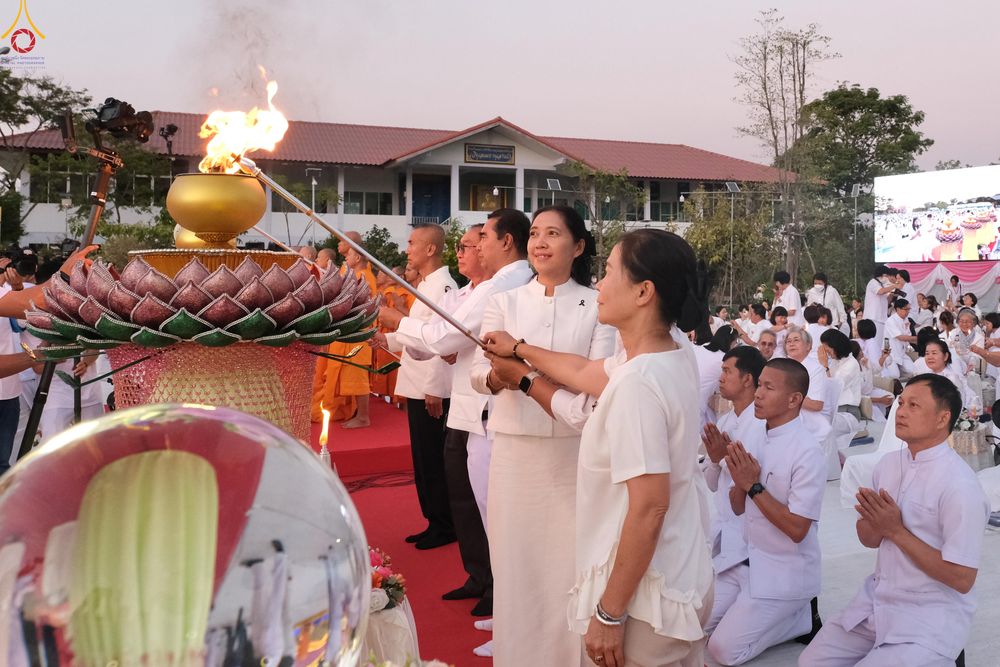 ภาพ No.294035:วันที่ 13 มกราคม พ.ศ. 2569 พิธีจุดประทีปถวายเป็นพุทธบูชา และบูชาธรรมมหาปูชนียาจารย์  (ภาพชุดที่ 2) ณ วัดสองพี่น้อง ต.ต้นตาล อ.สองพี่น้อง จ.สุพรรณบุรี ในโครงการธรรมยาตรา กตัญญูบูชา มหาปูชนียาจารย์ พระมงคลเทพมุนี(สด จนฺทสโร) พระผู้ปราบมาร อนุสรณ์สถาน 7 แห่