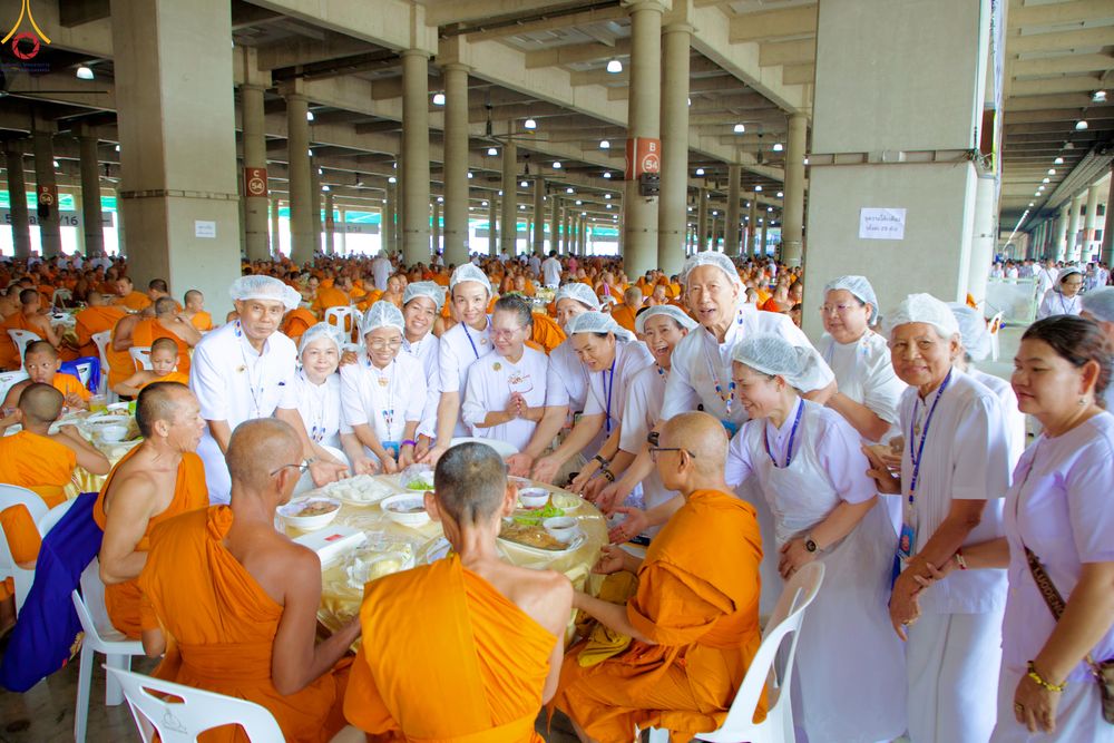 ภาพ No.325875:วันที่ 22 เมษายน พ.ศ.2569(วันคุ้มครองโลก) งานถวายมหาสังฆทาน 40,000 กว่าวัดทั่วประเทศ เจ้าหน้าที่ สาธุชน ร่วมใจจัดเตรียมภัตตาหารเพล (ชุด 2)