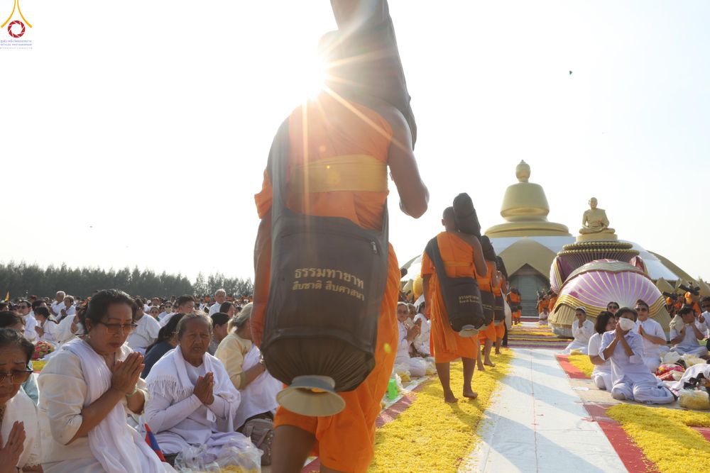 ภาพ No.299701:วันที่ 18 มกราคม พ.ศ. 2569 พิธีต้อนรับพระธรรมยาตรา (ภาพชุดที่ 2) ณ อนุสรณ์สถานลำดับที่ 5  สถานที่เผยแผ่วิชชาธรรมกายครั้งแรก อนุสรณ์สถานบางปลา วัดบางปลา อำเภอบางเลน จังหวัดนครปฐม ในโครงการธรรมยาตรา กตัญญูบูชา มหาปูชนียาจารย์ พระมงคลเทพมุนี(สด จนฺทสโร) พระ