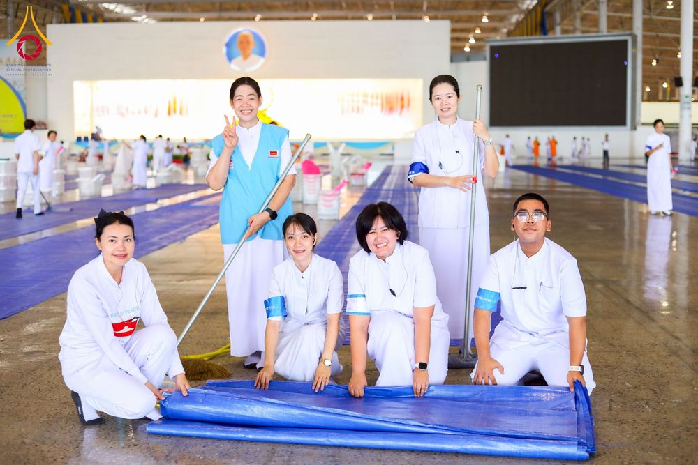 ภาพ No.256893:วันที่ 5 ตุลาคม พ.ศ. 2568 พิธีตักบาตร ข้าวสารอาหารแห้ง ณ บ้านแก้วเรือนทองคุณยายฯ สภาธรรมกายสากล วัดพระธรรมกาย