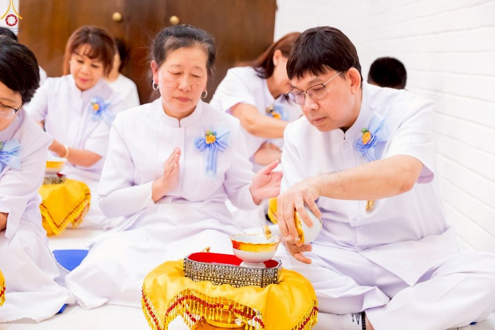 ภาพ No.252361:วันที่ 4-5 ตุลาคม พ.ศ. 2568  วัดพระธรรมกายแคลิฟอร์เนีย ประเทศสหรัฐอเมริกา ได้จัดพิธีตัดปอยผม โดยคณะสงฆ์ ญาติ ๆ และสาธุชน ให้กับนาคธรรมทายาท 8 ท่าน และได้จัดพิธีบรรพชา-อุปสมบท ฉลองพิธีทอดกฐินบรมจักรพรรดิ สร้างอุโบสถ 82 ปี บูชาธรรมหลวงพ่อธัมมชโย