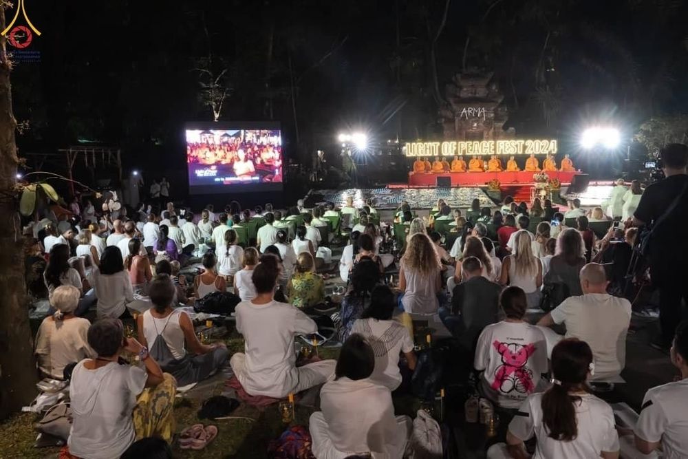 ภาพ No.156504:วัดพุทธบาหลีและวัดพระธรรมกาย จัดปฏิบัติธรรมนานาชาติ 1,151 คนจาก 78 ประเทศ ใน "วันสันติภาพสากล" ณ บาหลี อินโดนีเซีย วันเสาร์ที่ 21 กันยายน พ.ศ. 2567 เวลา 16.00-21.00 น. ณ พิพิธภัณฑ์ ARMA เมืองอูบุด จังหวัดบาหลี ประเทศอินโดนีเซีย