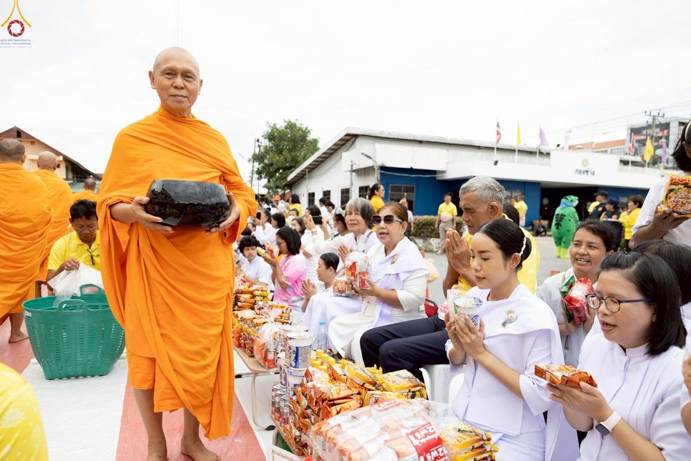 ภาพ No.242010:วันอาทิตย์ที่ 31 สิงหาคม พ.ศ. 2568 พิธีทำบุญแด่คณะสงฆ์ 122 รูป ฉลอง 121 ปี อำเภอคลองหลวง จ.ปทุมธานี เพื่อนำส่งช่วยเหลือคณะสงฆ์ 323 วัด 4 จังหวัดชายแดนภาคใต้ และช่วยเหลือประชาชนจากเหตุปะทะ แนวชายแดนไทย-กัมพูชา ณ บริเวณหน้าที่ว่าการอำเภอคลองหลวง 