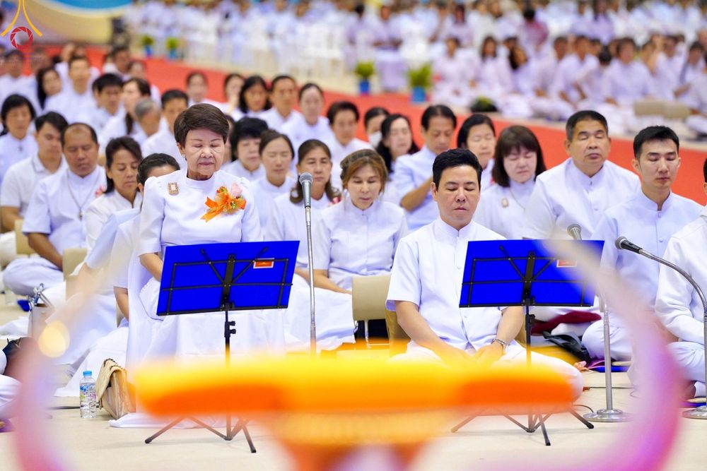ภาพ No.177700:พิธีตักบาตรและพิธีบูชาข้าวพระ ในวันอาทิตย์ต้นเดือนที่ 1 ธันวาคม พ.ศ. 2567 ณ สภาธรรมกายสากล วัดพระธรรมกาย