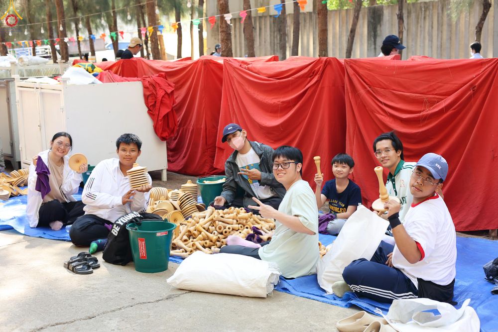 ภาพ No.296157:ภาพเบื้องหลังอาสาสมัครรวมใจ ชุดที่ 2 ในโครงการธรรมยาตรา กตัญญูบูชา มหาปูชนียาจารย์ พระมงคลเทพมุนี(สด จนฺทสโร) พระผู้ปราบมาร อนุสรณ์สถาน 7 แห่ง ปีที่ 14