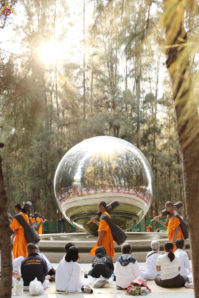 ภาพ No.292803:วันที่ 11 มกราคม พ.ศ. 2569 พิธีต้อนรับพระธรรมยาตรา ณ อนุสรณ์สถานลำดับที่ 3 สถานที่เกิดในเพศสมณะ วัดสองพี่น้อง อำเภอสองพี่น้อง จังหวัดสุพรรณบุรี ในโครงการธรรมยาตรา กตัญญูบูชา มหาปูชนียาจารย์ พระมงคลเทพมุนี(สด จนฺทสโร) พระผู้ปราบมาร อนุสรณ์สถาน 7 แห่ง ปีที