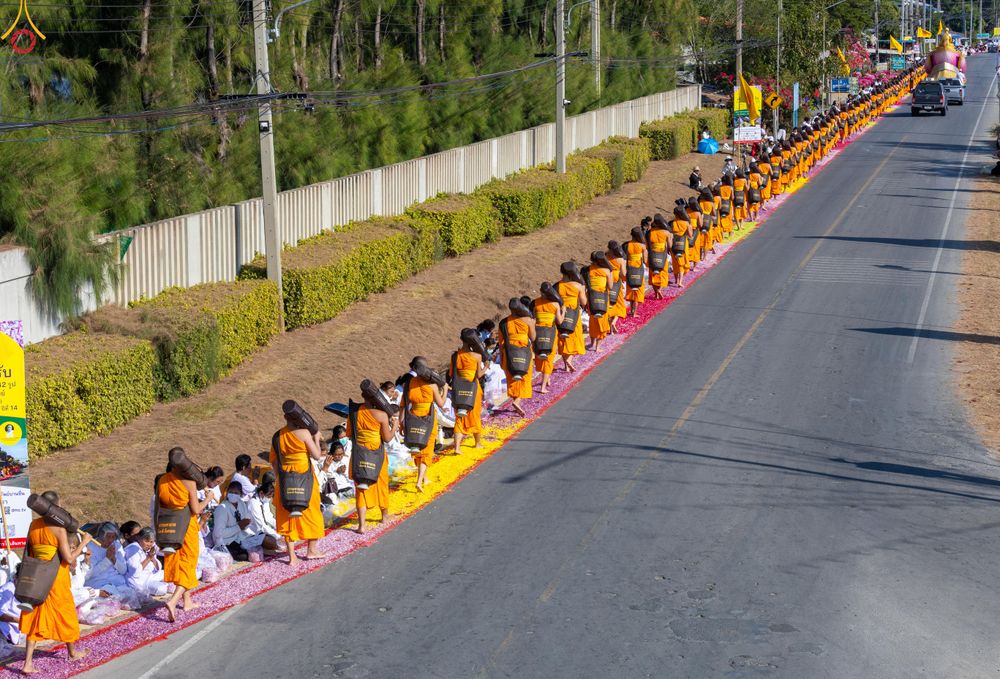 ภาพ No.292833:วันที่ 11 มกราคม พ.ศ. 2569 พิธีต้อนรับพระธรรมยาตรา ณ อนุสรณ์สถานลำดับที่ 3 สถานที่เกิดในเพศสมณะ วัดสองพี่น้อง อำเภอสองพี่น้อง จังหวัดสุพรรณบุรี ในโครงการธรรมยาตรา กตัญญูบูชา มหาปูชนียาจารย์ พระมงคลเทพมุนี(สด จนฺทสโร) พระผู้ปราบมาร อนุสรณ์สถาน 7 แห่ง ปีที