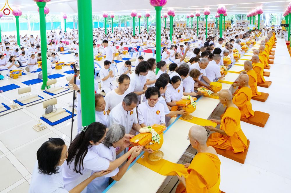 ภาพ No.330830:วันวิสาขบูชา อาทิตย์ที่ 31 พฤษภาคม พ.ศ.2569 พิธีบรรพชาสามเณรอุบาสก 11 ท่าน , พิธีถวายบาตรผ้าไตร และจตุปัจจัยไทยธรรม แด่สามเณร , พิธีอุปสมบทอุทิศชีวิต , พิธีกล่าวคำกัปปิยภัณฑ์  ณ อุโบสถพระไตรปิฎก วัดพระธรรมกาย จังหวัดปทุมธานี