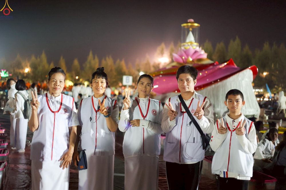 ภาพ No.306588:ภาพเบื้องหลังอาสาสมัครรวมใจ ชุดที่ 5 ในโครงการธรรมยาตรา กตัญญูบูชา มหาปูชนียาจารย์ พระมงคลเทพมุนี(สด จนฺทสโร) พระผู้ปราบมาร อนุสรณ์สถาน 7 แห่ง ปีที่ 14