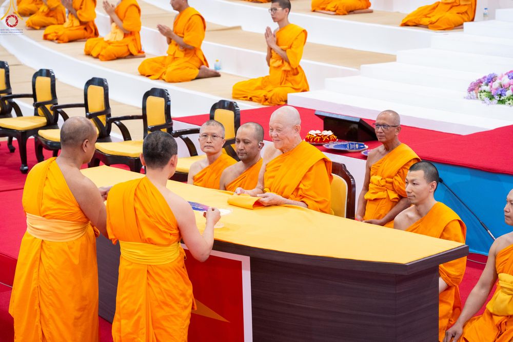 ภาพ No.338978:วันอาทิตย์ที่ 12 กรกฎาคม พ.ศ.2569 พิธีมุทิตาผู้สอบได้เปรียญธรรม ประโยค 1-2 ถึง ป.ธ.9 และ บ.ศ.1-2 ถึง บ.ศ.6 สำนักศาสนศึกษาวัดพระธรรมกาย ประจำปี 2569, พิธีมอบตราตั้งแต่งตั้งอาจารย์ใหญ่ สำนักศาสนศึกษาวัดพระธรรมกาย