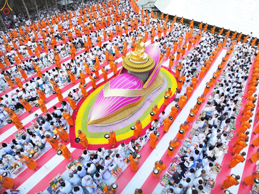 ภาพ No.289372:วันที่ 7 มกราคม พ.ศ. 2569 พิธีตักบาตรพระธรรมยาตรา ณ อนุสรณ์สถานลำดับที่ 1 สถานที่เกิดด้วยรูปกายเนื้อ อนุสรณ์สถานมหาวิหารพระมงคลเทพมุนี (โลตัสแลนด์) อ.สองพี่น้อง จ.สุพรรณบุรี ในโครงการธรรมยาตรา กตัญญูบูชา มหาปูชนียาจารย์ พระมงคลเทพมุนี(สด จนฺทสโร) พระผู้ป