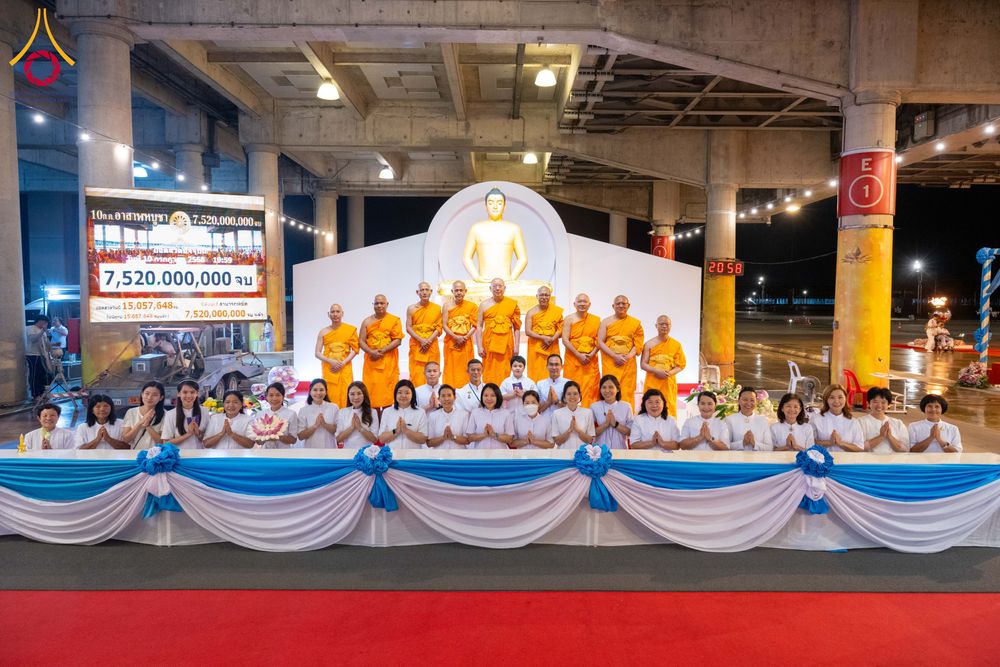 ภาพ No.286778:วันอาสาฬหบูชา วันพฤหัสบดีที่ 10 กรกฏาคม พ.ศ.2568  พิธีเวียนประทักษิณรอบพระมหาธรรมกายเจดีย์ , พิธีฉลองชัยสวดมนต์บทธัมมจักกัปปวัตตนสูตร ครบ 7,520,000,000 จบ ณ มหารัตนวิหารคด วัดพระธรรมกาย