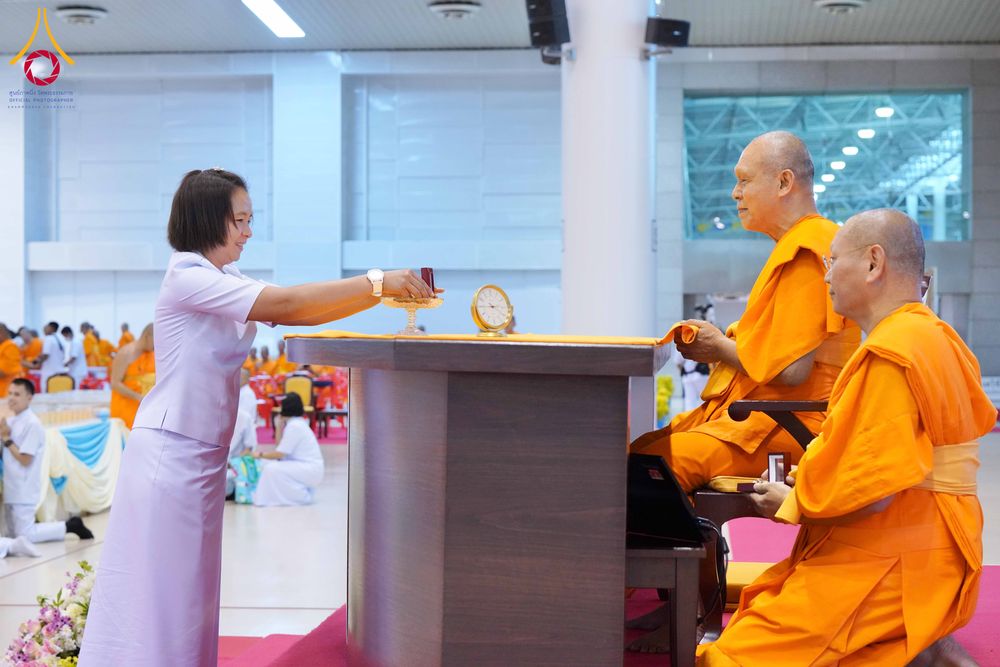 ภาพ No.338017:วันอาทิตย์ต้นเดือน 5 กรกฎาคม พ.ศ.2569 สัมมนาพิเศษ พิธีมอบพระของขวัญ ณ ห้องแก้วสารพัด1 วัดพระธรรมกาย