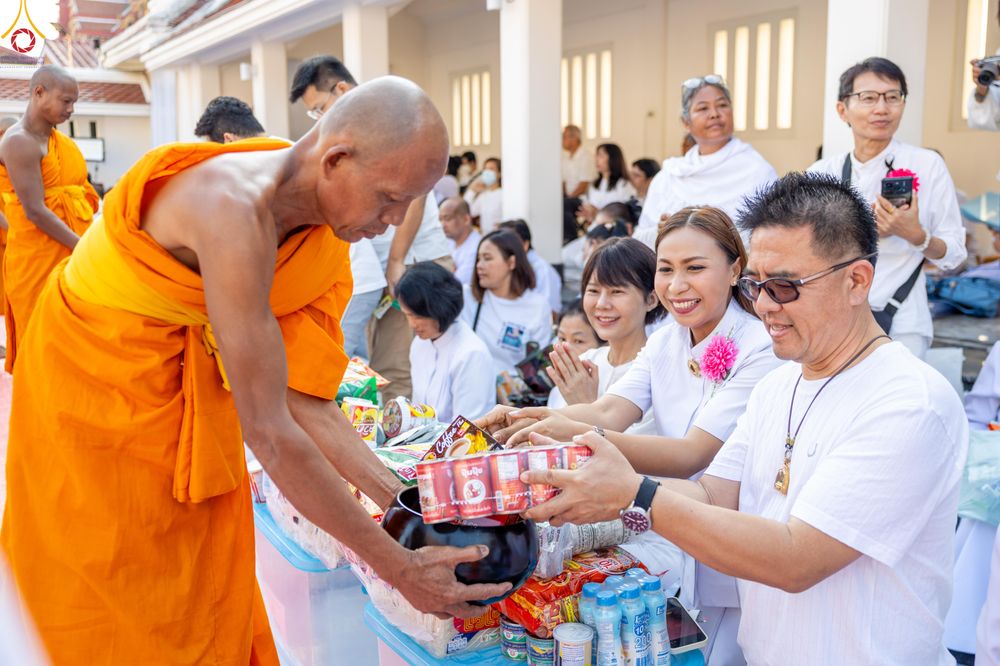 ภาพ No.297680:วันที่ 18 มกราคม พ.ศ. 2569 พิธีตักบาตรพระธรรมยาตรา ณ วัดโบสถ์บน ต.บางคูเวียง จ.นนทบุรี อนุสรณ์สถานลำดับที่ 4 สถานที่เกิดด้วยกายธรรม ในโครงการธรรมยาตรา กตัญญูบูชา มหาปูชนียาจารย์ พระมงคลเทพมุนี(สด จนฺทสโร) พระผู้ปราบมาร อนุสรณ์สถาน 7 แห่ง ปีที่ 14