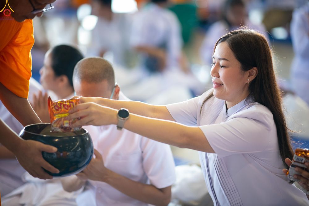ภาพ No.327947:วันที่ 3 พฤษภาคม พ.ศ.2569 พิธีตักบาตร ข้าวสารอาหารแห้ง ณ บ้านแก้วเรือนทองคุณยายอาจารย์ฯ วัดพระธรรมกาย