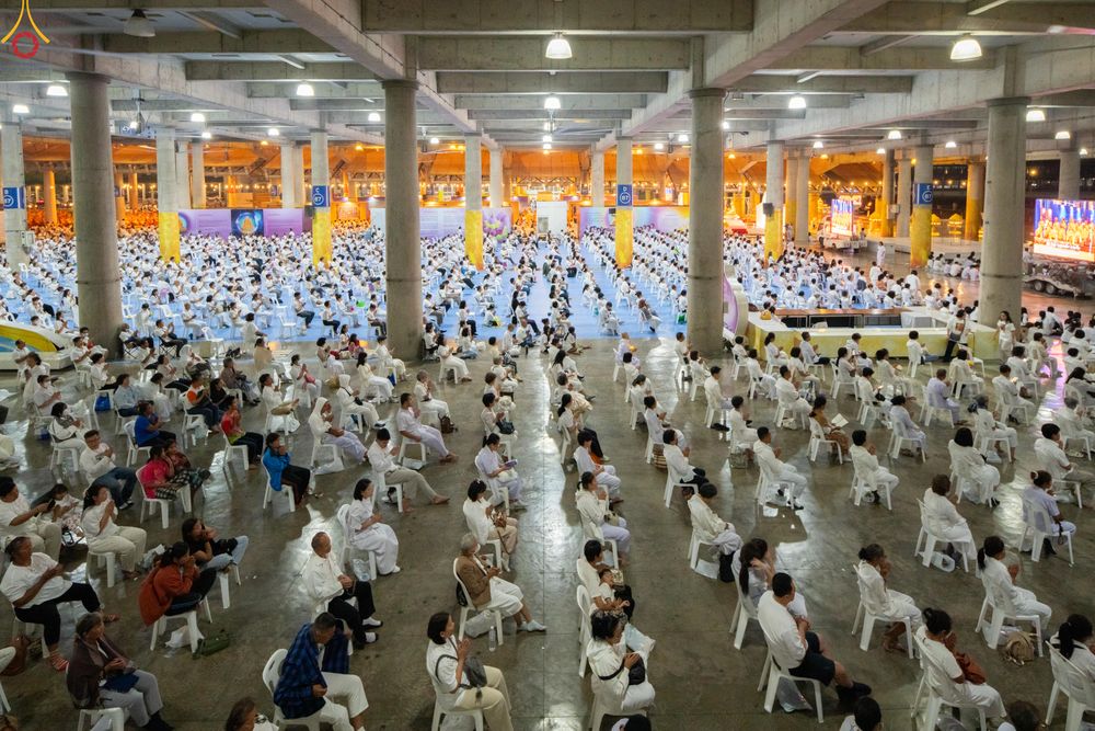 ภาพ No.280365:วันที่ 31 ธันวาคม พ.ศ.2568 -วันที่ 1 มกราคม พ.ศ.2569 พิธีฉลองชัยสวดมนต์บทธัมมจักกับปปวัตนสูตร ครบ 8,000,000,000 จบ , พิธีสวดมนต์ข้ามปี ณ วัดพระธรรมกาย