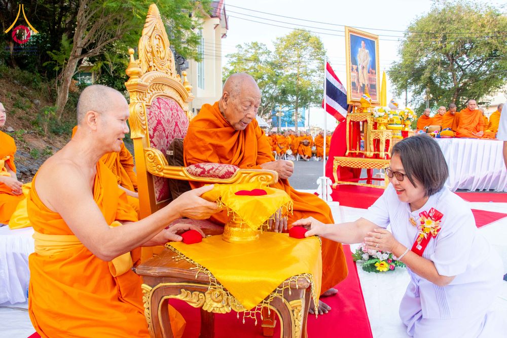 ภาพ No.310319:วันอาทิตย์ที่ 15 กุมภาพันธ์ พ.ศ. 2569 ตักบาตรพระ 1,000 รูป เมืองตรัง ปีที่ 2 ณ ลานพระบรมราชานุสาวรีย์ รัชกาลที่ 5 (หน้าศาลจังหวัดตรัง)อ.เมือง จ.ตรัง