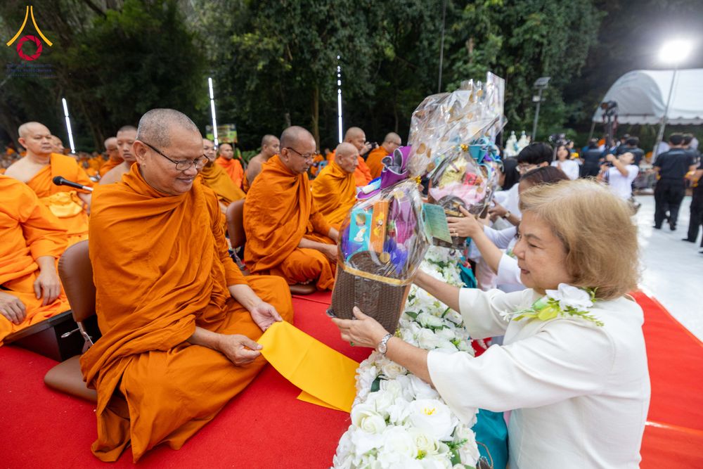 ภาพ No.285923:วันเสาร์ที่ 13 ธันวาคม พ.ศ.2568 พิธีตักบาตรพระภิกษุสามเณร 1,000 รูป ณ บริเวณหน้าอุทยานแห่งชาติเขาใหญ่ อำเภอปากช่อง จ.นครราชสีมา