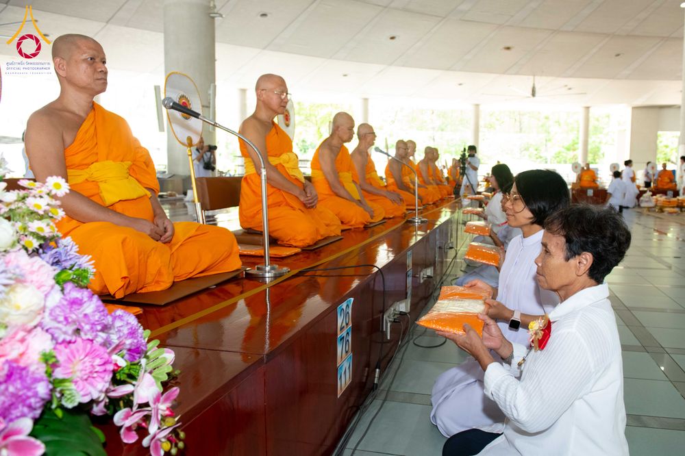 ภาพ No.326736:วันที่ 1 พฤษภาคม พ.ศ.2569 พิธีบุพเปตพลี ครั้งที่ 181 ร่วมอุทิศบุญแด่หมู่ญาติที่ล่วงลับไปแล้ว และสืบทอดอายุพระพุทธศาสนา ณ หอฉันคุณยายอาจารย์ฯ วัดพระธรรมกาย