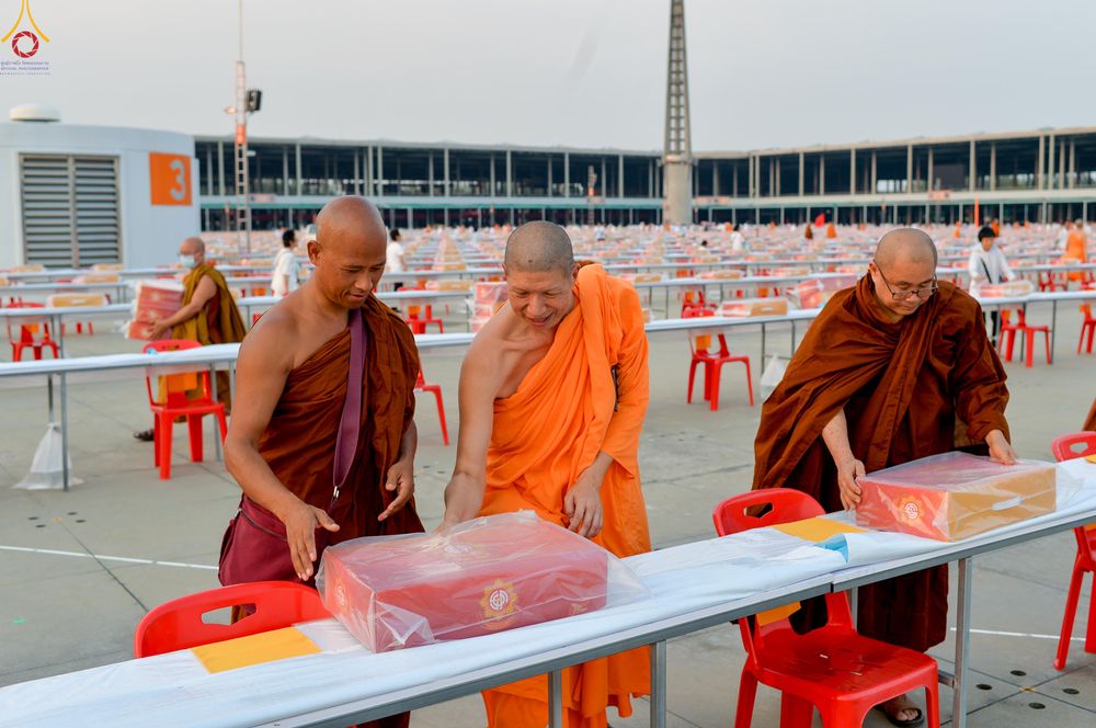 ภาพ No.323124:วันที่ 19 เมษายน พ.ศ.2569 การเรียงกล่องไทยธรรม , เตรียมงานจราจร เพื่องานถวายมหาสังฆทาน 40,000 กว่าวัดทั่วประเทศ วันคุ้มครองโลก 22 เมษายน พ.ศ.2569 วัดพระธรรมกาย