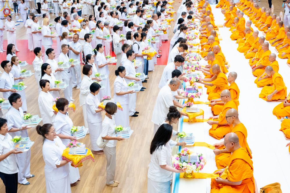 ภาพ No.329077:วันอาทิตย์ที่ 17 พฤษภาคม พ.ศ.2569 พิธีร่วมบุญการศึกษาพระภิกษุสามเณร (หนังสือบาลี นักธรรม ทางก้าวหน้า World-Pec) ณ ห้องแก้วสารพัดนึก 2 วัดพระธรรมกาย