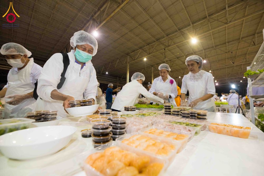 ภาพ No.303010:วันที่ 26 มกราคม พ.ศ. 2569 พิธีถวายภัตตาหารเป็นสังฆทาน แด่พระธรรมยาตรา ณ วัดพระธรรมกาย  จังหวัดปทุมธานี ในโครงการธรรมยาตรา กตัญญูบูชา มหาปูชนียาจารย์ พระมงคลเทพมุนี(สด จนฺทสโร) พระผู้ปราบมาร อนุสรณ์สถาน 7 แห่ง ปีที่ 14