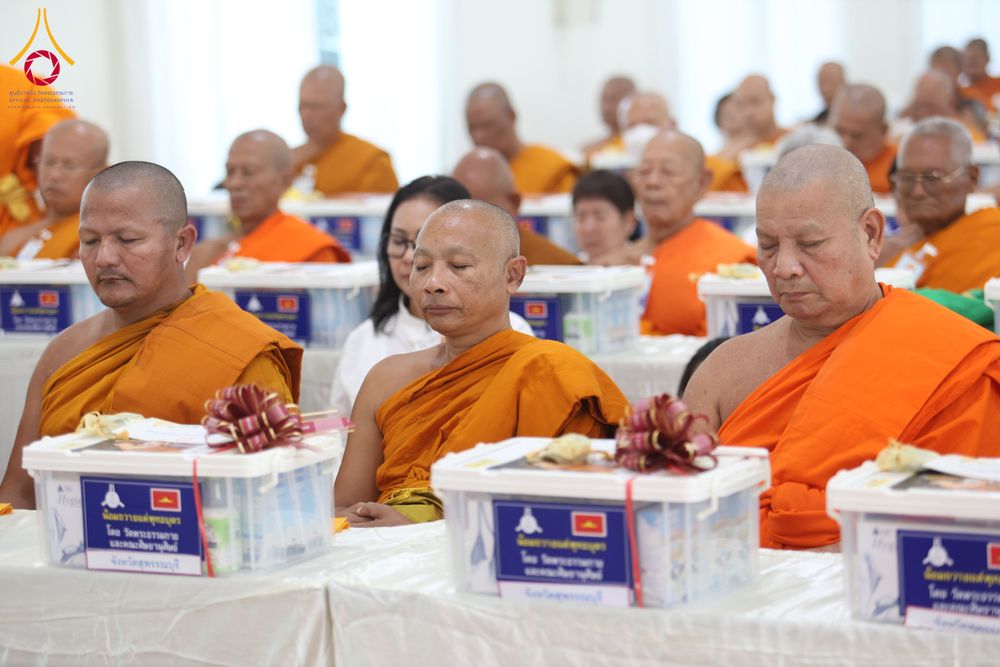 ภาพ No.290322:วันอังคารที่ 6 มกราคม พ.ศ. 2569 พิธีเจริญพุทธมนต์ ปฏิบัติธรรม มอบทุนการศึกษา ถวายสังฆทาน 142 วัด ณ ศูนย์ปฏิบัติธรรมพระมงคลเทพมุนี อ.สองพี่น้อง จ.สุพรรณบุรี