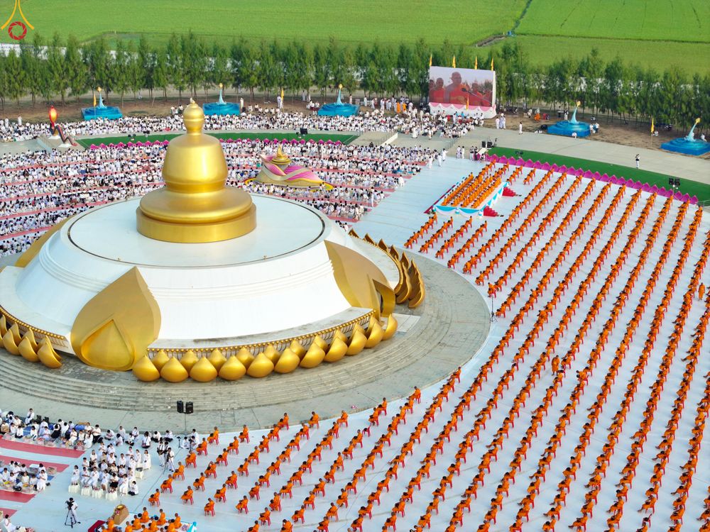 ภาพ No.302589:วันที่ 24 มกราคม พ.ศ. 2569 พิธีตักบาตรพระธรรมยาตรา(ภาพชุดที่ 2) ณ อนุสรณ์สถานลำดับที่ 5 สถานที่เผยแผ่วิชชาธรรมกายครั้งแรก อนุสรณ์สถานบางปลา วัดบางปลา อำเภอบางเลน จังหวัดนครปฐม ในโครงการธรรมยาตรา กตัญญูบูชา มหาปูชนียาจารย์ พระมงคลเทพมุนี(สด จนฺทสโร) พระผู