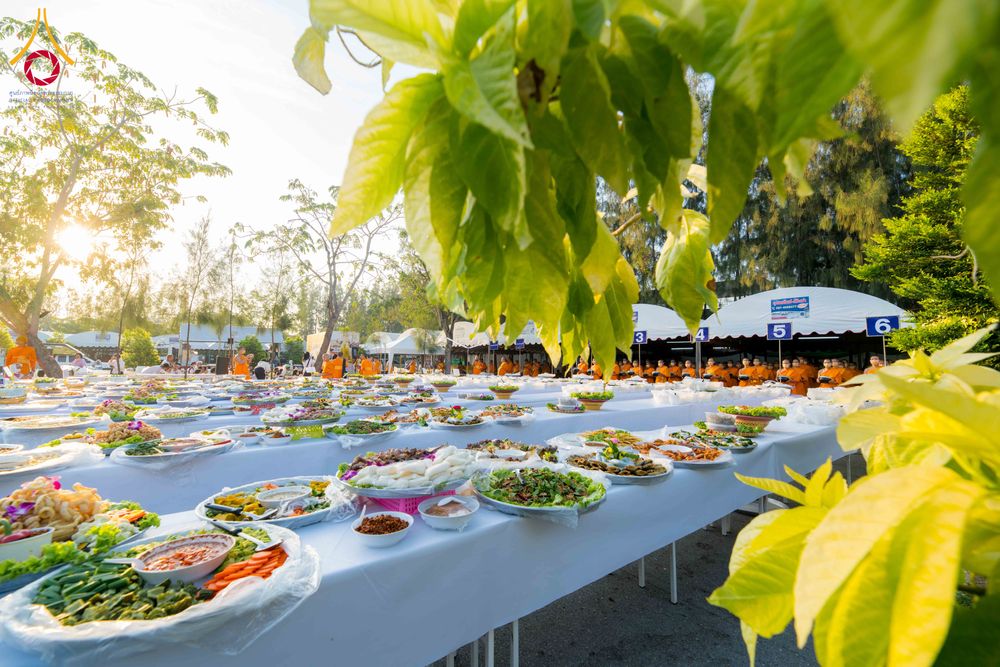 ภาพ No.292699:วันที่ 12 มกราคม พ.ศ. 2569 พิธีถวายภัตตาหารเป็นสังฆทาน แด่พระธรรมยาตรา ณ อนุสรณ์สถานมหาวิหารพระมงคลเทพมุนี (โลตัสแลนด์) อ.สองพี่น้อง จ.สุพรรณบุรี ในโครงการธรรมยาตรา กตัญญูบูชา มหาปูชนียาจารย์ พระมงคลเทพมุนี(สด จนฺทสโร) พระผู้ปราบมาร อนุสรณ์สถาน 7 แห่ง ปี