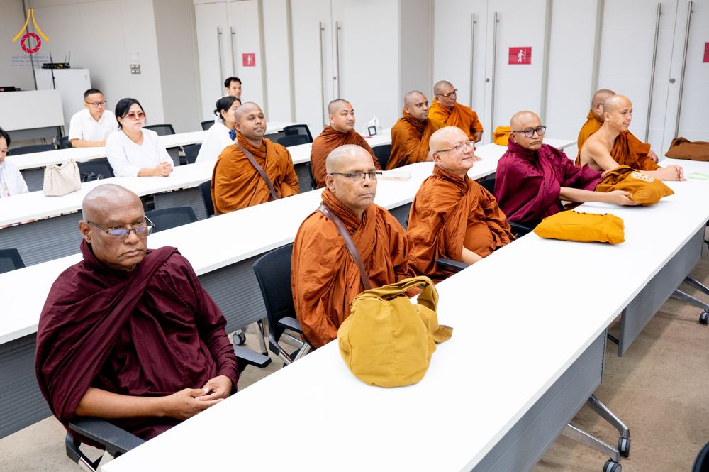 ภาพ No.323350:หลวงพ่อทัตตชีโว รองเจ้าอาวาสวัดพระธรรมกาย ถวายการต้อนรับปฏิสันถารคณะสงฆ์จากประเทศศรีลังกา