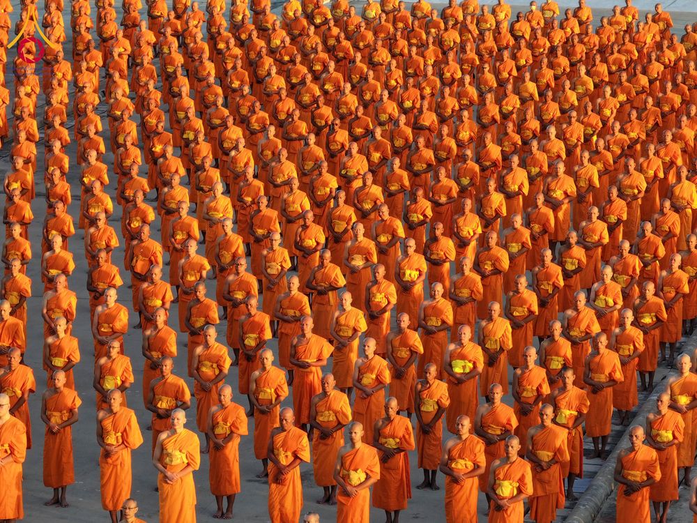 ภาพ No.285313:วันจันทร์ที่ 15 ธันวาคม พ.ศ.2568  บันทึกภาพหมู่ประวัติศาสตร์ โครงการบรรพชาอุปสมบทหมู่  รุ่นบูชาธรรมมหาปูชนียาจารย์ ประจำปี 2568 ณ ลานธรรมมหาธรรมกายเจดีย์ วัดพระธรรมกาย