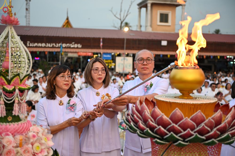 ภาพ No.297024:วันที่ 17 มกราคม พ.ศ. 2569 พิธีจุดประทีปถวายเป็นพุทธบูชา และบูชาธรรมมหาปูชนียาจารย์ (ภาพชุดที่ 2) ณ วัดโบสถ์บน ต.บางคูเวียง จ.นนทบุรี อนุสรณ์สถานลำดับที่ 4 สถานที่เกิดด้วยกายธรรม ในโครงการธรรมยาตรา กตัญญูบูชา มหาปูชนียาจารย์ พระมงคลเทพมุนี(สด จนฺทสโร) พร