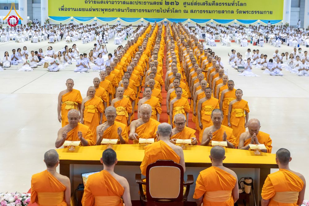 ภาพ No.284994:วันอาทิตย์ที่ 14 ธันวาคม พ.ศ.2568  พิธีปฏิบัติธรรม พิธีถวายภัตตาหารเป็นสังฆทาน พิธีมอบต้นสมบัติจักรพรรดิ ถวายแด่เจ้าอาวาสและประธานสงฆ์ 236 ศูนย์ส่งเสริมศีลธรรมทั่วโลก ณ สภาธรรมกายสากล วัดพระธรรมกาย