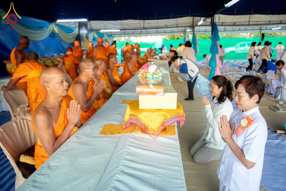 ภาพ No.290821:วันที่ 9 มกราคม พ.ศ. 2569 พิธีถวายภัตตาหารเป็นสังฆทาน แด่พระธรรมยาตรา ณ อนุสรณ์สถานคลองบางนางแท่น อ.สามพราน จ.นครปฐม ในโครงการธรรมยาตรา กตัญญูบูชา มหาปูชนียาจารย์ พระมงคลเทพมุนี(สด จนฺทสโร) พระผู้ปราบมาร อนุสรณ์สถาน 7 แห่ง ปีที่ 14