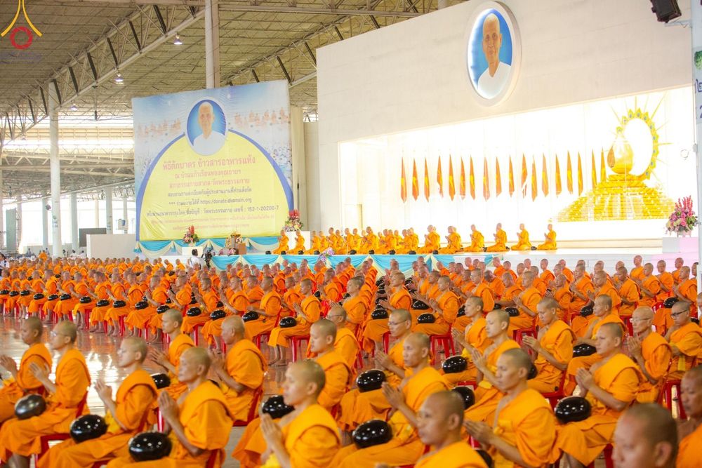ภาพ No.167456:พิธีตักบาตรและพิธีบูชาข้าวพระ ในวันอาทิตย์ที่ 3 พฤศจิกายน พ.ศ. 2567 ณ วัดพระธรรมกาย