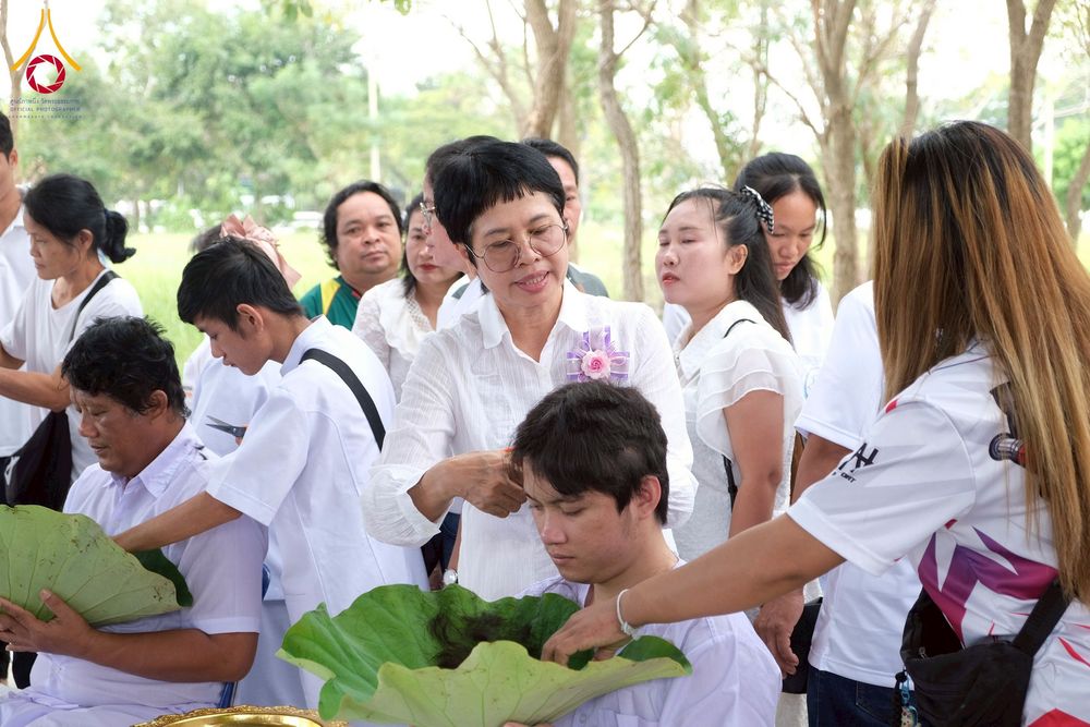 ภาพ No.277893:พิธีตัดปอยผมและปลงผมนาคธรรมทายาท พิธีขอขมาผู้ปกครอง ณ ศูนย์อบรมเยาวชนนครปฐม จ.นครปฐม และพิธีมอบบาตร ผ้าไตร นาคธรรมทายาท พิธีบรรพชา อุปสมบทหมู่ ณ วัดลาดหญ้าไทร จ.นครปฐม