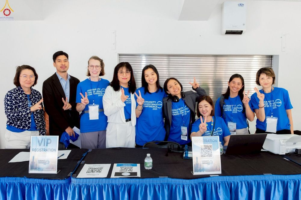 ภาพ No.249732:วันอาทิตย์ที่ 28 กันยายน พ.ศ. 2568 การปฏิบัติธรรมบูชาธรรม 108 ปี แห่งการบรรลุธรรมของหลวงปู่วัดปากน้ำ ได้จุดประทีปสันติภาพไปทั่วโลก และได้ร่วมเสวนาทางปัญญา เพื่อการขยายพระพุทธศาสนาวิชชาธรรมกายไปทั่วโลก  ในงาน HTC Newyork USA