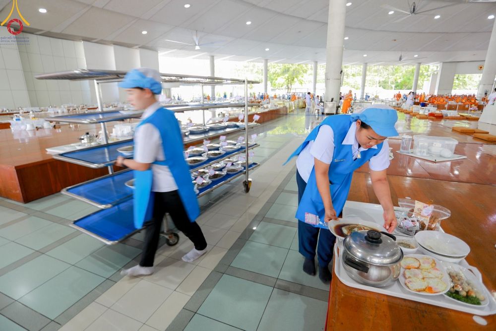 ภาพ No.174608:พิธีถวายภัตตาหารเมนูสวรรค์ เพื่อการบรรลุธรรม ณ หอฉันคุณยายอาจารย์ฯ วัดพระธรรมกาย วันที่ 23 พฤศจิกายน พ.ศ. 2567