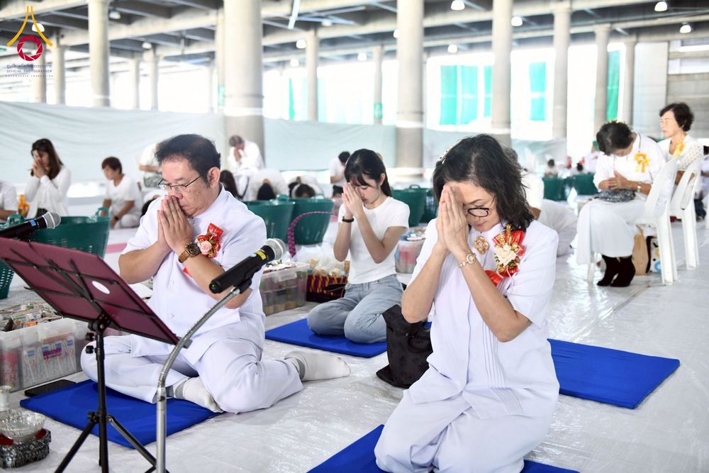 ภาพ No.256632:วันที่ 11 ตุลาคม พ.ศ. 2568 พิธีตักบาตรฉลองพระใหม่  โครงการอุปสมบทบูชาธรรม 141 ปี  พระมงคลเทพมุนี (สด จนฺทโร) ผู้ค้นพบวิชชาธรรมกาย ณ มหาวิหารคด 9 วัดพระธรรมกาย