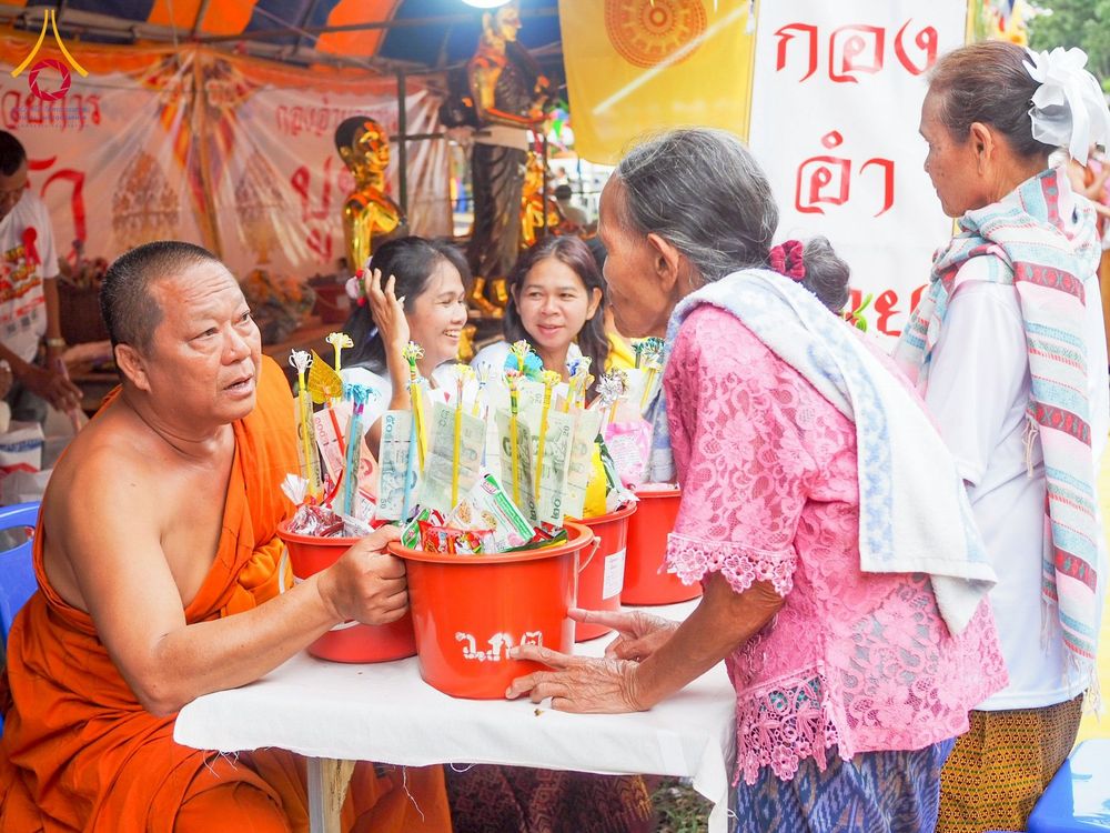 ภาพ No.274203:วันที่ 26 ตุลาคม พ.ศ. 2568 พิธีทอดกฐินสามัคคีทั่วไทย ณ วัดภูหินตัด โนนดินแดง บุรีรัมย์ โดยคณะศิษยานุศิษย์ บูชาธรรม 81 ปี หลวงพ่อธัมมชโย