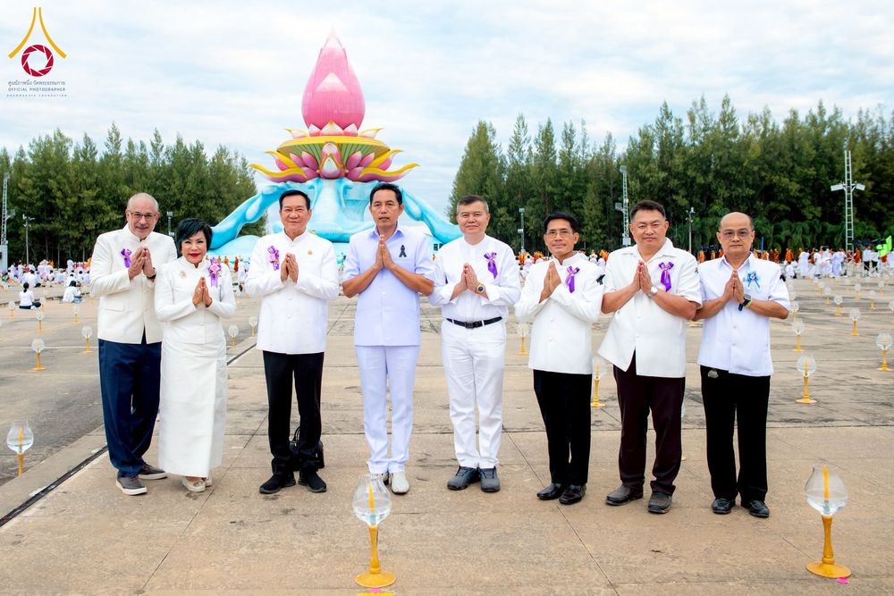 ภาพ No.266068:วันพุธที่ 5 พฤศจิกายน พ.ศ. 2568 (วันพระ ขึ้น 15 ค่ำ เดือน 12) พิธีจุดประทีปโคมลาน, โคมลอย และลอยกระทง ถวายประทีปเป็นพุทธบูชา สร้างความสว่างไสวให้กับแผ่นดินด้วยแสงธรรม ณ พุทธอุทยานนานาชาติ จังหวัดหนองคาย