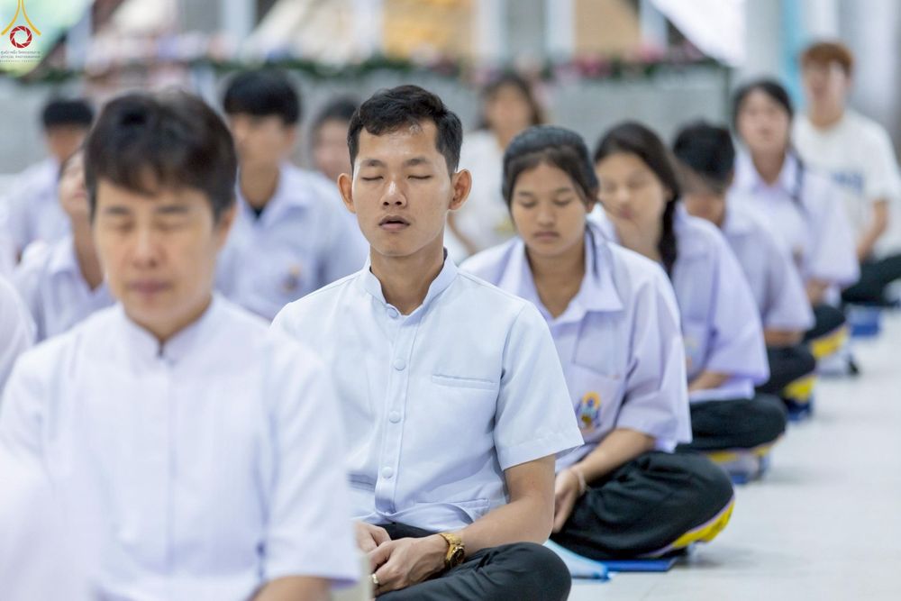 ภาพ No.249037:วันที่ 26-28 กันยายน พ.ศ. 2568 โครงการอบรม อุบาสกแก้ว อุบาสิกาแก้ว รุ่นที่ 3  ณ ศูนย์ปฏิบัติธรรมสมุทรปราการ ได้รับความเมตตาจากคณะสงฆ์ในพื้นที่  รวมถึงผู้บริหารสถานศึกษา ที่นำนักเรียนระดับมัธยมปลาย  มารับฟังข้อมูลเพื่อที่จะเป็นกำลังสำคัญ ในการเข้าร่วมขบวน