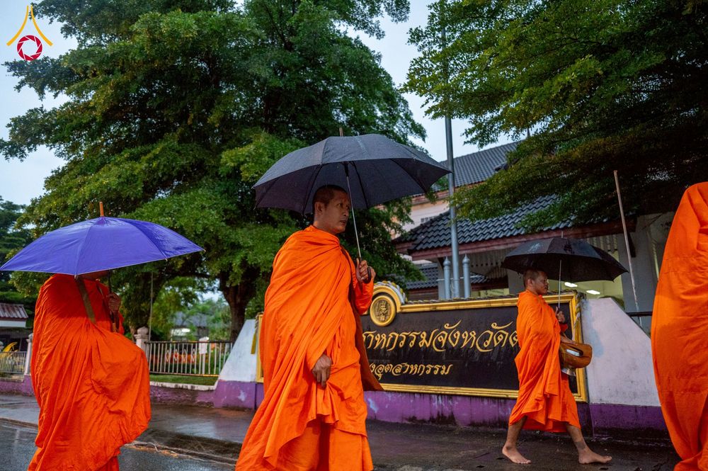 ภาพ No.226043:วันอาทิตย์ที่ 25 พฤษภาคม พ.ศ. 2568 พิธีตักบาตรพระ 1,000 รูปเมืองตรัง ครบรอบ 110 ปี เมืองทับเที่ยง ถวายเป็นพุทธบูชา ถวายเป็นพระราชกุศลแด่รัชกาลที่ 10 และอุทิศส่วนกุศลแด่อดีตเจ้าเมืองตรัง และบรรพบุรุษ ณ บริเวณหน้าศาลากลางจังหวัดตรัง ถนนพระราม 6