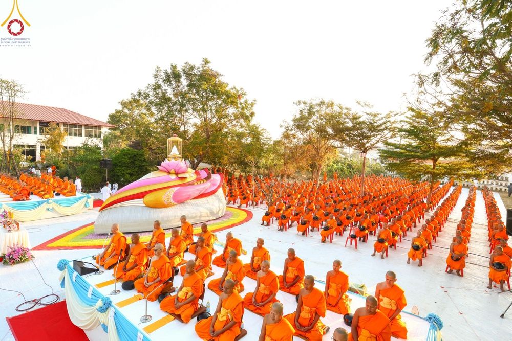 ภาพ No.195304:พิธีตักบาตรพระธรรมยาตรา ณ อนุสรณ์สถานลำดับที่ 3 สถานที่เกิดใหม่ในเพศสมณะ วัดสองพี่น้อง ต.ต้นตาล อ.สองพี่น้อง จ.สุพรรณบุรี ในโครงการธรรมยาตรา กตัญญูบูชา มหาปูชนียาจารย์ พระมงคลเทพมุนี(สด จนฺทสโร) พระผู้ปราบมาร ปีที่ 13 วันที่ 15 มกราคม พ.ศ.2568