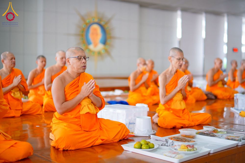 ภาพ No.268270:วันที่ 8 พฤศจิกายน พ.ศ. 2568 พิธีถวายภัตตาหารเมนูสวรรค์ เพื่อการบรรลุธรรม ณ หอฉันคุณยายอาจารย์ฯ วัดพระธรรมกาย