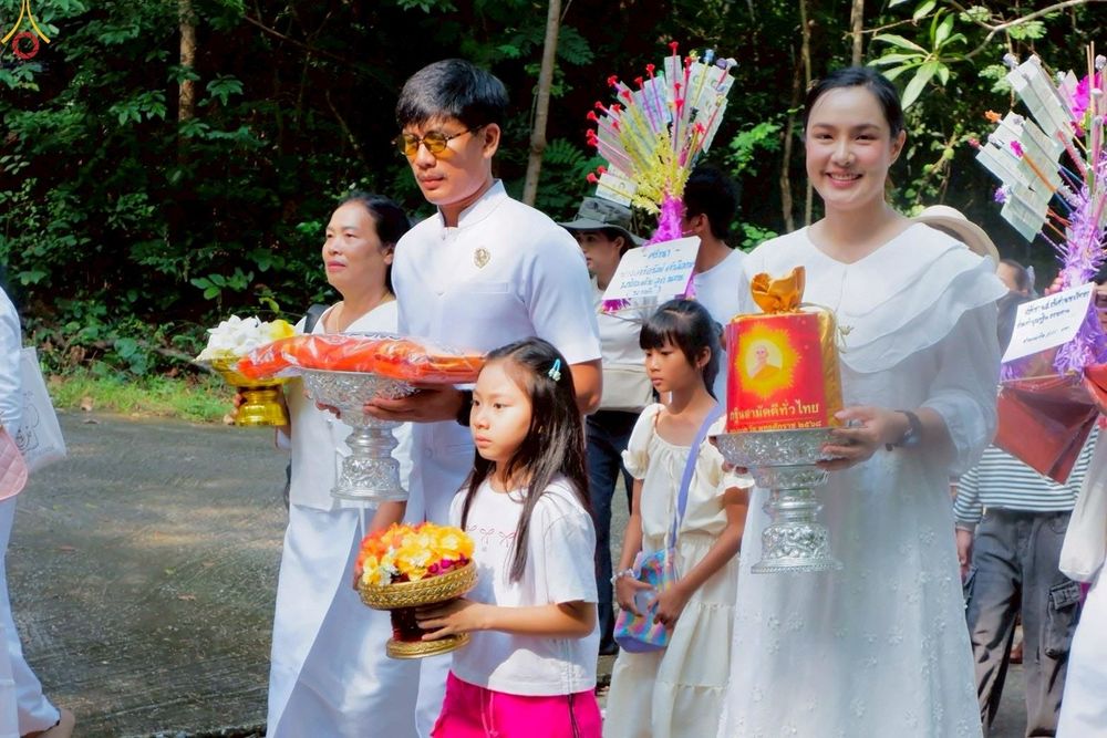 ภาพ No.253752:วันที่ 12 ตุลาคม พ.ศ. 2568 พิธีทอดกฐินสามัคคีทั่วไทย 30,000 วัด โดยคณะศิษยานุศิษย์ บูชาธรรม 81 ปี หลวงพ่อธัมมชโย ณ วัดดอยคำ ตำบลทากาศ  อำเภอแม่ทา จังหวัดลำพูน