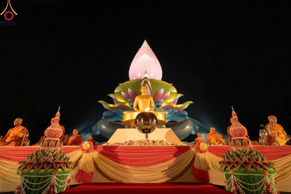 ภาพ No.175911:พิธีจุดประทีปโคมลาน, โคมลอยและลอยกระทง ถวายประทีปเป็นพุทธบูชา สร้างความสว่างไสวให้กับแผ่นดินด้วยแสงธรรม วันที่ 15 พฤศจิกายน พ.ศ. 2567 ณ พุทธอุทยานนานาชาติ อ.โพนพิสัย จ.หนองคาย